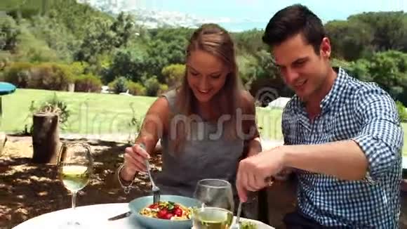 微笑浪漫的夫妇享受午餐视频的预览图