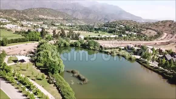城市泻湖和山脉的鸟瞰图视频的预览图