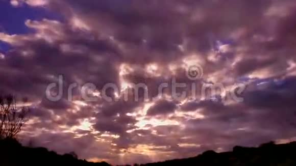 时间流逝的视频日落穿过云层视频的预览图