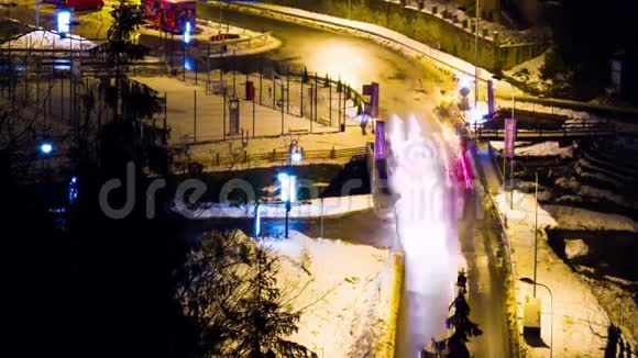 在十字路口的夜间道路上有移动灯的汽车时间推移视频的预览图