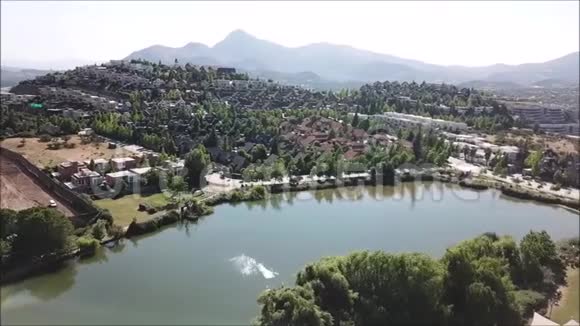 城市泻湖和山脉的鸟瞰图视频的预览图