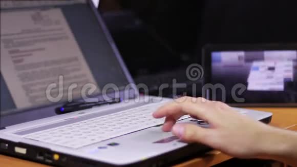 木制桌上电脑笔记本电脑打字视频的预览图
