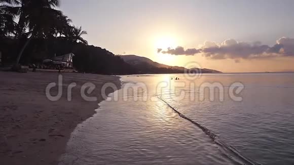 在热带海滩上缓慢的日落1920x1080视频的预览图