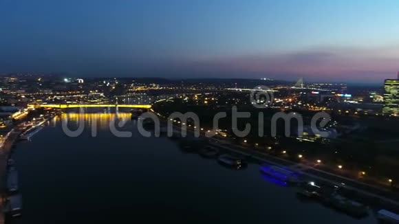 夜间从河流上方俯瞰城市的空中河景视频的预览图