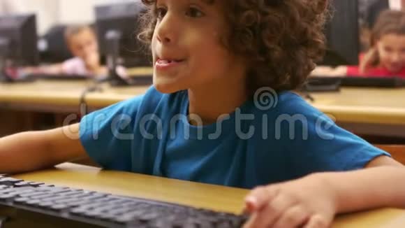 在学校教室里用电脑的小男孩视频的预览图