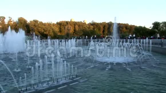 人们在公园附近喷泉在莫斯科夏天视频的预览图