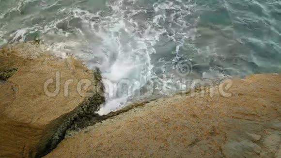 海浪撞击大海上的岩石视频的预览图