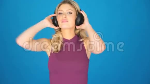 站着听音乐的年轻女子视频的预览图