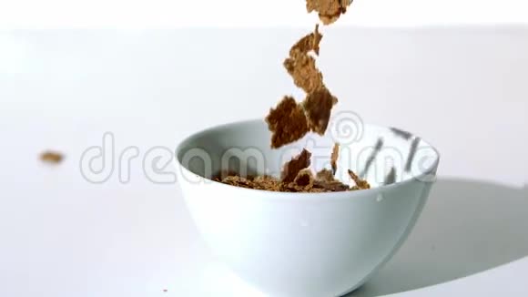 小麦谷物倒在碗里视频的预览图