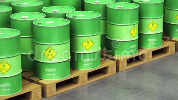 储存仓库中一排排绿色堆叠的生物燃料桶视频的预览图