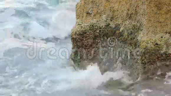 海浪撞击大海上的岩石视频的预览图