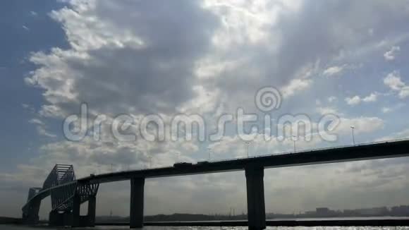 海洋上的一座桥周围的交通和云景的时间推移视频的预览图