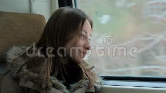一位身材魁梧的女人在火车车窗外放松和眺望视频的预览图