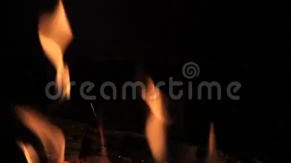 壁炉里的火花火能量视频的预览图