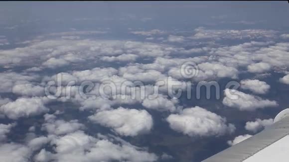 飞机飞向云层透过飞机窗户观看旅行视频的预览图