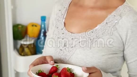 怀着一碗草莓的孕妇视频的预览图