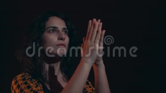 手势女人向上帝祈祷视频的预览图