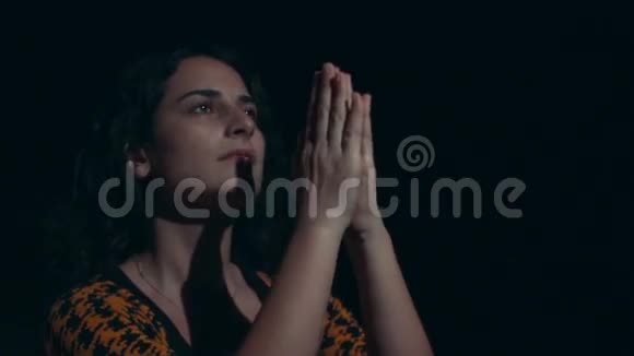 手势女人向上帝祈祷视频的预览图