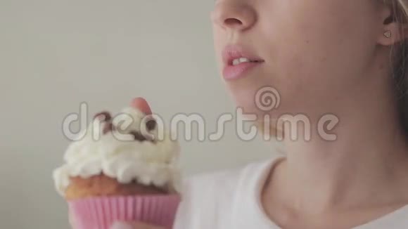 松饼蛋糕加奶油和女孩的嘴唇视频的预览图