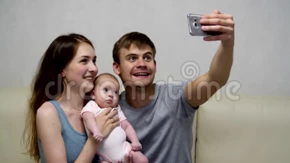 幸福的微笑家庭和小孩子在一起视频的预览图