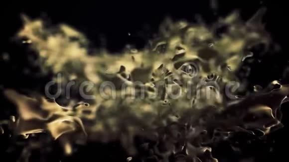 关闭抽象旋转水溅的铜色隔离在黑色背景神奇的旋转液体视频的预览图