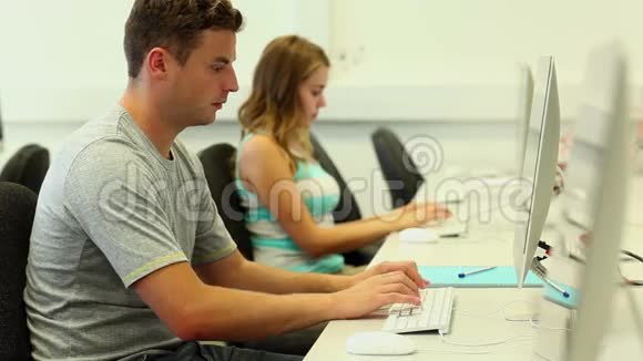 两名在电脑室工作的学生视频的预览图