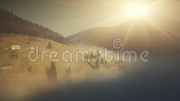 山坡景观薄雾天气鸟瞰视频的预览图