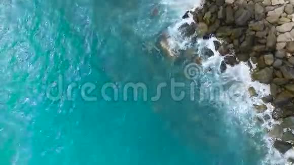 高空观海浪岩地中海视频的预览图