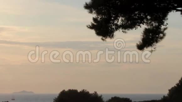 直升机在日落时在海上飞行视频的预览图