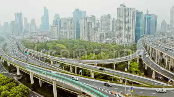 中国上海现代城市立交桥上繁忙的交通视频的预览图