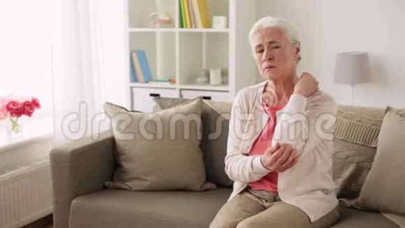 家中双手疼痛的老年妇女视频的预览图