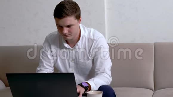 年轻的商人用笔记本电脑工作视频的预览图