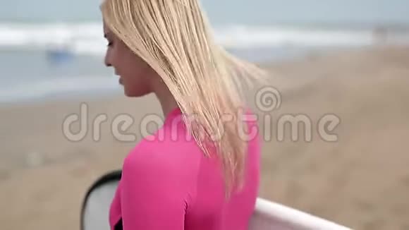 沙滩冲浪板的女孩视频的预览图
