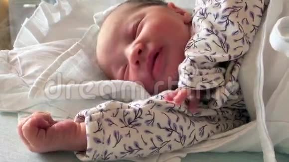 新生儿睡觉视频的预览图