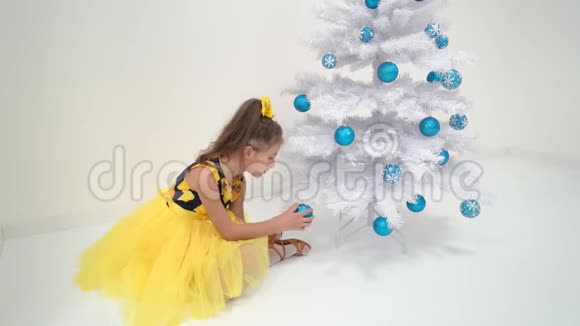 一个小女孩正在装饰一棵圣诞树视频的预览图