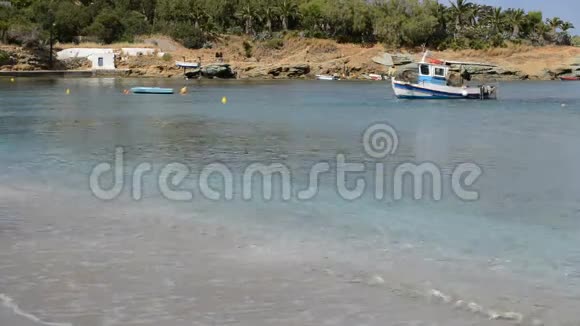 传统的希腊渔船在海滩附近捕鱼视频的预览图