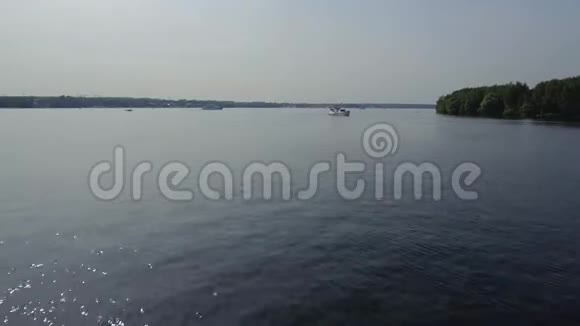 美丽的大湖漂浮的游艇和船只空中观景视频的预览图