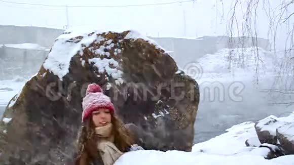 冬雪中行走的少女视频的预览图
