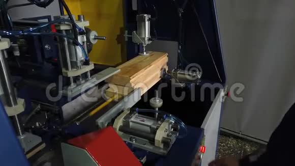 木工机械的工作视频的预览图