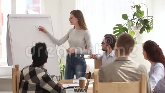 女企业家教练在不同的小组会议上介绍挂图视频的预览图