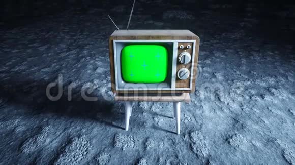 古老的木制老式电视在月球上地球背景空间概念广播绿色屏幕跟踪录像视频的预览图
