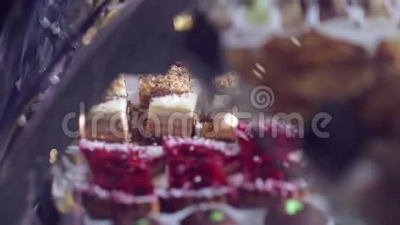 许多不同种类的甜点蛋糕糖果和馅饼视频的预览图