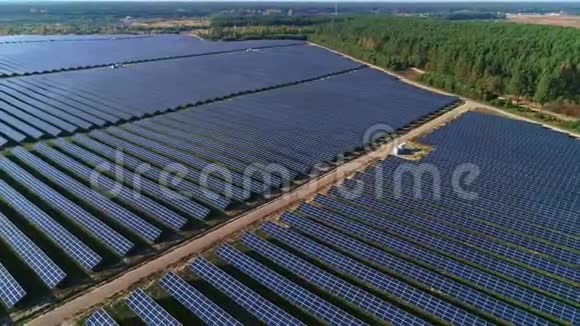 空中无人机镜头飞越太阳能电池板农场可再生绿色替代能源视频的预览图