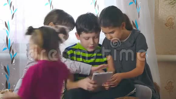 孩子和平板电脑视频的预览图