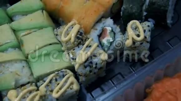 塑料盒子里的寿司视频的预览图