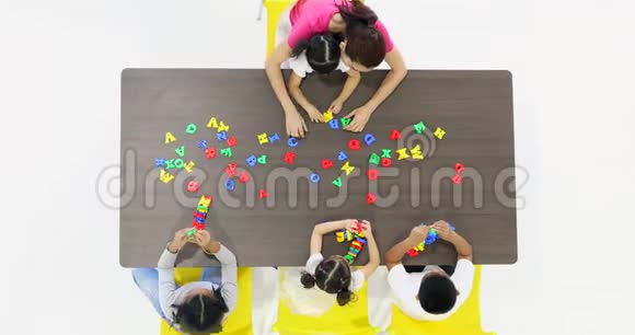 亚洲老师和学生玩字母玩具视频的预览图