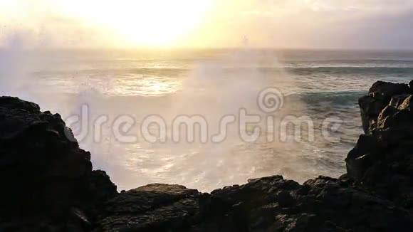 冰岛岩石上的波浪破碎视频的预览图