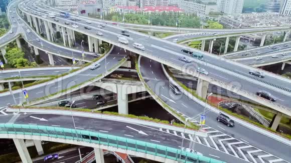 中国上海现代城市立交桥上繁忙的交通视频的预览图