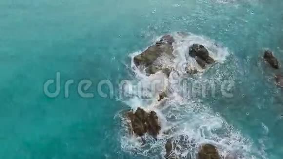 高空观海浪岩地中海视频的预览图