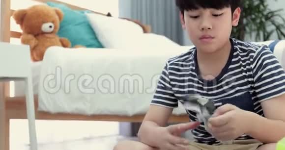 亚洲可爱的男孩做你的软管家务家务和家庭概念视频的预览图